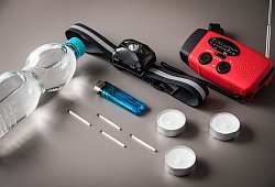 Kerzen, Strinlampe und Kurbelradio - Christin Klose/dpa-tmn