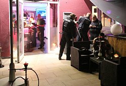 Beamte der Bereitschaftspolizei stehen vor dem Eingang. Im Inneren kontrollieren Polizisten, Zollbeamte und Experten der Stadt Herford, ob alle Vorschriften eingehalten wurden. Auch Gäste wurden kontrolliert. Hier wird ein junger Mann gefilzt. - Jobst Lüdeking