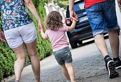 Ein kleines M&auml;dchen an den H&auml;nden von den Gro&szlig;eltern - Christin Klose/dpa Themendienst/dpa-tmn