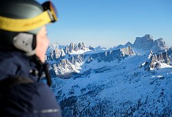 Skifahrerin blickt auf die Alpen in S&uuml;dtirol - Florian Sanktjohanser/dpa-tmn