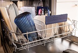 Eine Sp&uuml;lmaschine mit sauberem Geschirr - Christin Klose/dpa-tmn