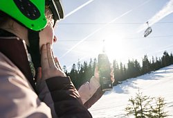 Eine Skifahrerin tr&auml;gt Sonnencreme auf - Benjamin Nolte/dpa-tmn
