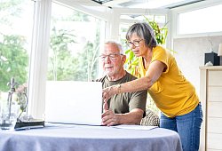 Ein &auml;lteres Paar vor einem Laptop - Benjamin Nolte/dpa-tmn