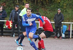 Antreiber beim TuS Brake: Necati Kezer zieht an Andre Hammerschmidt vorbei. Schiedsrichter Thorsten Pölert und TuS-Trainer Carsten Schulze (hinten rechts) beobachten die Szene. - Sebastian Lucas