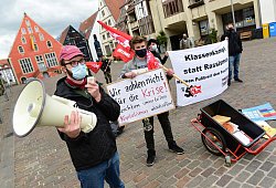 Kundgebung der Linken zum Tag der Arbeit: Frank Redelberg und Niklas Meier (rechts) auf dem Lemgoer Marktplatz. - Nicole Ellerbrake