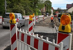 Engstelle: Auch im nunmehr zweiten Bauabschnitt an der Paderborner Straße zwischen Hotel Kanne und Hangsteinstraße kann der Verkehr nur einspurig laufen. Geregelt wird er mittels Baustellenampeln. - Bernhard Preuss
