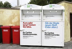 In einem Kleidercontainer hat die Polizei ein totes Baby gefunden. Jetzt haben Ermittler eine zweite Babyleiche entdeckt. - picture alliance/chromorange