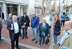 iskutieren vor Ort: (von links) Louis-Dieter Hempelmann, Ausschussvorsitzender Gerhard Wißbrock, Reimund Neumann, Hans-Martin Kaup, Günther Meier, Monika Rieke, Günter Brandt, Anliegerin Angelika Tölle-Cassano und Olaf Henning. ?Foto: Wolfgang Becker - Wolfgang Becker(LZ)