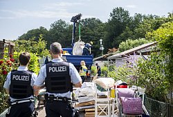 Polizisten im Juni vor der Gartenlaube in Münster, in der mehrere Kinder missbraucht worden sein sollen. - picture alliance / Kirchner-Medi