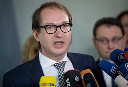 Bundesverkehrsminister Alexander Dobrindt - Foto: Kay Nietfeld