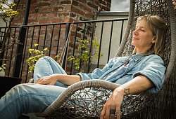 Frau sitzt entspannt im H&auml;ngesessel auf einer Terrasse - Christin Klose/dpa-tmn