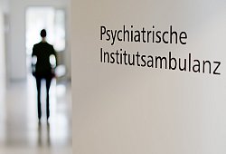 Mitarbeiterin steht in der Psychiatrischen Institutsambulanz - Julian Stratenschulte/dpa/dpa-tmn