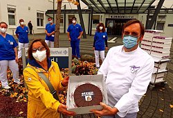 Vor dem EvKB überreichte Jörg Kraume eine Torte an Pflegerin Beate Mörchen. - Kurt Ehmke