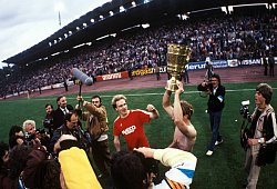 Der FC Bayern München gewinnt den DFB Pokal Michael Rummenigge mit der Trophäe neben seinem Bruder - 1 - imago/Pressefoto Baumann