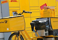 28.06.2023, Hamburg, Ein Transportfahrrad der Deutschen Post vor einer DHL... - 1 - picture alliance / Maximilian Koch