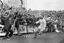 Regionalliga West 1969/70. Arminia Bielefeld - VFL Bochum 2:0/19.04.1970. Ernst Kuster (Arminia) läuft nach seinem Tor - 1 - imago images/Horstmüller