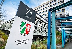 Zellentrakt, alter Schwurgerichtssaal und Turmbalkon: Einblick ins Bielefelder Landgericht - 1 - Brabara Franke