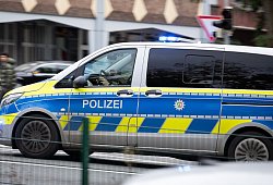 Paderborn, 17. Oktober 2024: ein Polizeiauto an der Bahnhofstra&szlig;e auf Einsatzfahrt - Symbolfoto: Niklas T&uuml;ns
