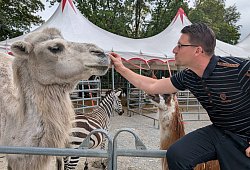 Jeffry Freiwald mit Kamel "Shakira" in Lemgo - 1 - Annika Langhagel