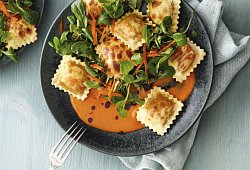 19447_43091_feldsalat_mit_ravioli_und_paprika-bohnenmus - 1 - Mathias Neubauer