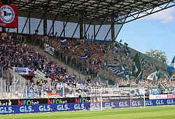DSC Arminia Bielefeld Fans Support in Essen Stimmung im Gästeblock von Arminia Bielefeld. Support der 2.500 Ultras und F - 1 - IMAGO/frontalvision.com