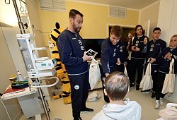 Arminia Bielefeld besucht Kinderzentrum Bethel - 1 - Peter Unger