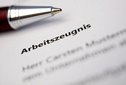 Ein Stift liegt auf einem Arbeitszeugnis - Andrea Warnecke/dpa-tmn