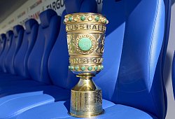 Der DFB-Pokal steht auf einem Sitz der Ersatzbank, DFB-Pokal - First Round, FC Carl Zeiss Jena vs Bayer 04 Leverkusen, a - IMAGO/DeFodi