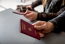 Zwei Personen pr&auml;sentieren ihre Reisep&auml;sse am Flughafen - Christin Klose/dpa-tmn