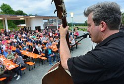 Gut gefüllte Ränge: Bassist Martin Wichmann blickt auf ein gut gelauntes, wenn auch nicht gerade durch Tanzfreude auffallendes Publikum an der alten Tankstelle im Freilichtmuseum. - André Gallisch