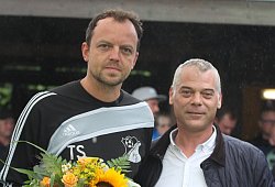 SV-Bentorf-Vorsitzender Sascha Raimann und Schiedsrichter Timo Franz-Sauerbier - Sebastian Lucas(LZ)