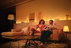 Zwei Menschen sitzen bei gem&uuml;tlicher Beleuchtung auf dem Sofa - licht.de/Signify/dpa-tmn