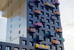 Bunte Balkone an einem Hochhaus - Uwe Anspach/dpa/dpa-tmn