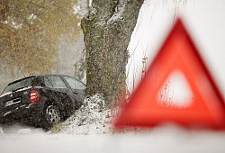 Ein Pkw ist in einen Stra&szlig;engraben gerutscht - Hannibal Hanschke/dpa/dpa-tmn