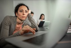 Frau sitzt frustriert vor einem Laptop - Klaus-Dietmar Gabbert/dpa-tmn