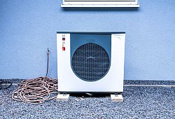 Eine Wärmepumpe vor einem Wohnhaus - Laura Ludwig/dpa-tmn