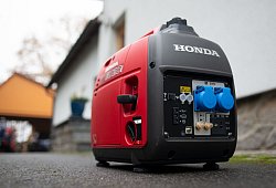 Benzinbetriebener Stromgenerator steht vor einem Haus - Franziska Gabbert/dpa-tmn