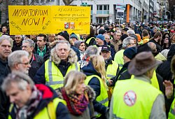 In Stuttgart haben rund 800 Menschen gegen angekündigte Diesel-Fahrverbote demonstriert.  - Christoph Schmidt/dpa