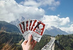 Vignetten in Oesterreich vor einer Autobahn - ---/ASFINAG/dpa-tmn