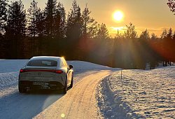 Auto f&auml;hrt bei tiefstehender Sonne &uuml;ber eine verschneite Stra&szlig;e - Thomas Geiger/dpa-tmn