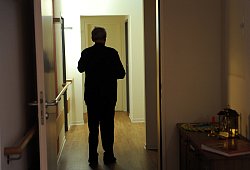 Schritt ins Ungewisse - dpa/Uwe Zucchi