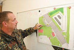 Mehr Fahrspuren für weniger Staus: Offizier Carsten Steinmeier erklärt die Baupläne zur Umgestaltung des Nordtors. Die Sonderspur, auf die er deutet, soll im Krisenfall Attentäter ausbremsen. - Guntmar Wolff