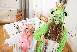 Zwei geschminkte Frauen im Karnevalskost&uuml;m - Christin Klose/dpa-tmn