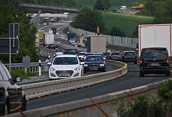 An der Bausstelle auf der A33 steht den Autofahrern in jeder Fahrtrichtung nur eine Spur zur Verfügung. Dadurch kommt es immer wieder zu Staus. - Dirk-Ulrich Brüggemann