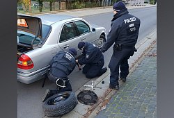 Eigentlich waren die Beamten mit einer Schwerpunktkontrolle beschäftigt, kurzerhand halfen sie einem 96-Jährigen. - Polizei Bochum