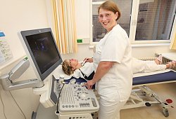 Ein Blick auf die Schilddrüse: Dr. Eva Fricke aus dem Klinikum Lemgo ist Nuklearmedizinerin. Mit Hilfe des Ultraschalls kann sie erkennen, ob sich Knoten in dem Organ gebildet haben. - Vera Gerstendorf-Welle