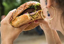 Frau isst einen Burger - Christin Klose/dpa-tmn