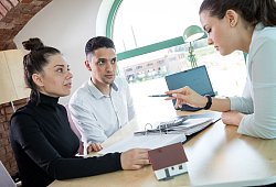 Ein Paar im Beratungsgespräch mit einer Beraterin - Christin Klose/dpa-tmn