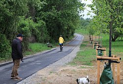 Spaziergänger und Radler nutzen den Weg: Die Bürger von Hiddesen und Heidenoldendorf haben sich lange eine sichere Verbindung zwischen ihren Ortsteilen gewünscht. Entlang der Hiddeser Straße war es aber nie möglich. Deswegen gibt es nun die alternative Route. - Patrizia Lerch