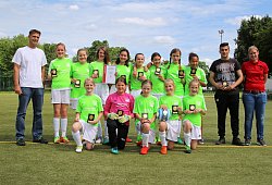 Das Bild zeigt (vorne von links) Sophia Halm, Paula Müller, Charlotte Otte, Jule Suermann, Nike Bredemeier sowie (hinten von links) Andreas Suermann, Pauline Dzialdowski, Madleen Matthies, Celine West, Friederike Ahlfeld, Lizanne Koch, Laura Reinhardt, Carla Redder, Anna Ndoye, Naroz Özmen, Katharine Kolle. Es fehlt: Merle Stührenberg. - privat